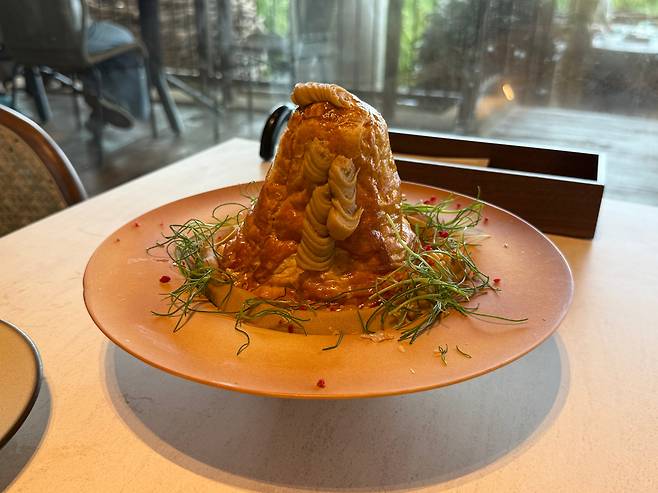 레스토랑에서 가장 인기가 있는 화산 비프 파이./ 오키나와(일본)=박진우 기자