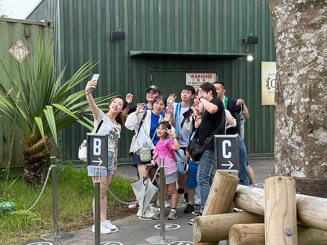 정글리아의 관람객들이 단체 사진을 찍고 있다./ 오키나와(일본)=박진우 기자