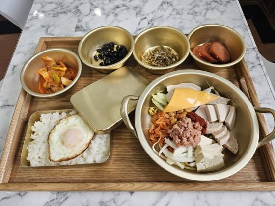 경북 칠곡휴게소에서 파는 부대찌개. 왜관수도원에서 만든 수제 소시지를 쓴다. 사진 한국도로공사