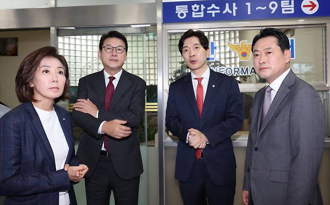 국민의힘 장동혁 대표(오른쪽부터), 박성훈 수석대변인, 신동욱, 나경원 의원이 3일 이진숙 전 방통위원장 체포 항의를 위해 영등포경찰서를 방문, 대기 중이다. 연합뉴스