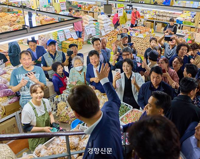 이재명 대통령이 3일 인천 강화군 강화제일풍물시장을 방문해 상인과 주민들에게 인사를 하고 있다. 2025.10,03 대통령실제공