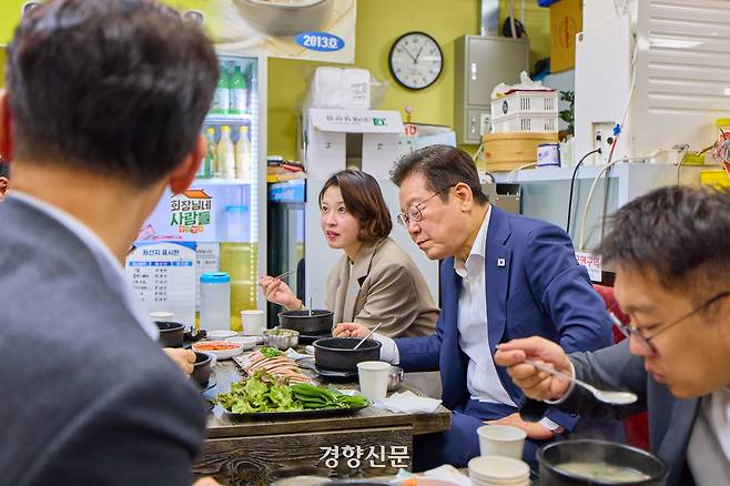 이재명 대통령이 3일 인천 강화군 강화제일풍물시장을 방문해 국밥집에서 점심을 먹고 있다. 2025.10,03 대통령실제공