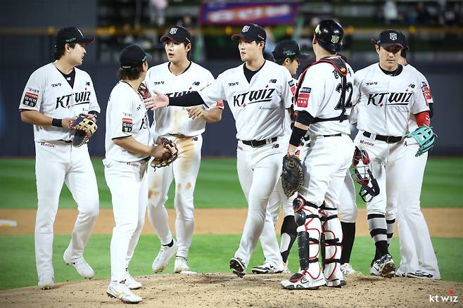 한화와 시즌 최종전을 6-6으로 비긴 KT가 ‘가을 야구’ 희망을 이어갔다. KT 제공