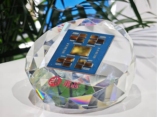 96코어 자오신 KH – 50000. 12개의 CPU 칩렛과 중앙의 I/O 다이를 노출한 모습. 자오신 제공