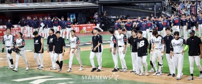 KT 선수단이 승리 후 인사하고 있다. /사진=강영조 선임기자