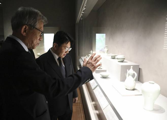 하이브·국립중앙박물관·국립박물관문화재단 양해각서 체결식_국립중앙박물관을 관람하는 유홍준 국립중앙박물관장과 방시혁 의장/사진제공=하이브