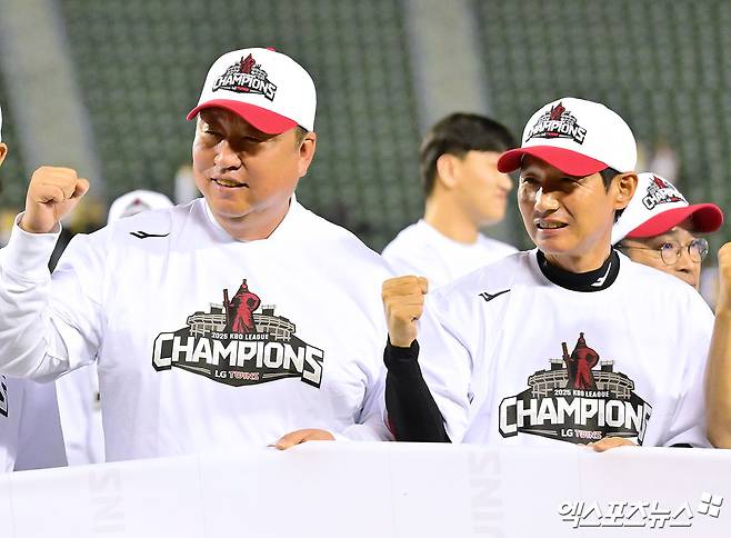 1일 오후 서울 송파구 잠실야구장에서 열린 '2025 신한 SOL Bank KBO리그' NC 다이노스와 LG 트윈스의 경기, 정규시즌 우승을 확정지은 LG 차명석 단장과 염경엽 감독이 포즈를 취하고 있다. 엑스포츠뉴스 잠실, 김한준 기자