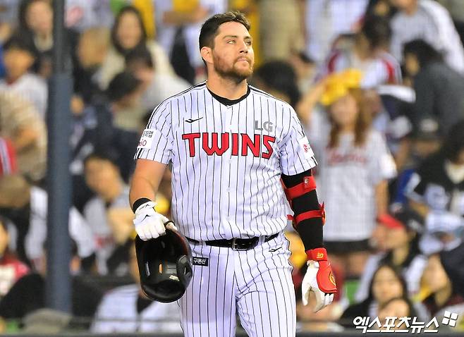 30일 오후 서울 송파구 잠실야구장에서 열린 '2025 신한 SOL Bank KBO리그' 두산 베어스와 LG 트윈스의 경기, 6회말 1사 1,2루 LG 오스틴이 병살타로 아웃된 후 아쉬워하고 있다. 엑스포츠뉴스 DB