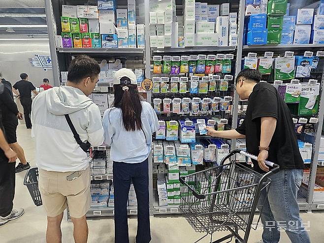 4일 오후 광주 광산구 수완동 광주 첫 창고형 약국이 문을 연 가운데 매장 안에서 손님들이 의약품을 고르고 있다. 강주비 기자