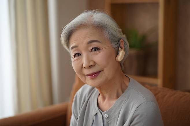 여자 노인이 보청기를 끼고 있다. 한국의 보청기 착용률은 최근 몇 년 사이 많이 개선됐지만, 미국 유럽에 비해선 아직도 낮은 편이다. 사회적 인식의 변화와 정부의 지원 확대가 필요하다. 사진=게티이미지뱅크