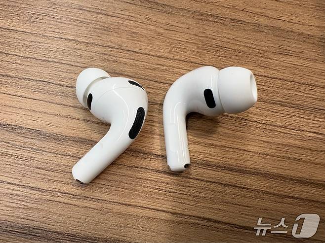 에어팟 프로3의 이어버드. 아래 부분에 심박 센서가 보인다. 2025.10.02/뉴스1 ⓒNews1 김정현 기자