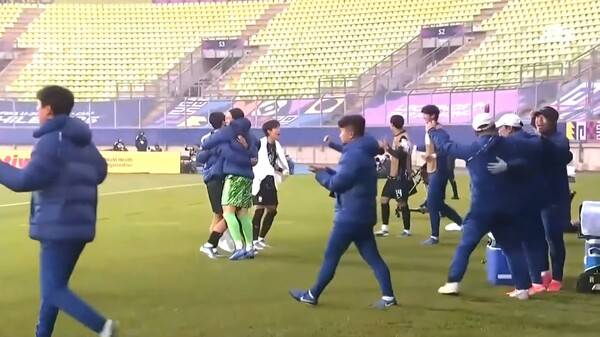 종료 휘슬이 울리자 16강 진출이 확정된듯 기뻐한 한국 U-20 대표팀. ⓒJTBC