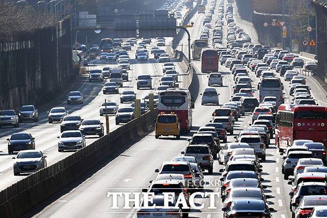 IT업계가 지도, 내비게이션 등 애플리케이션에서 명절 귀성·귀경길 운전, 주차 혼잡을 해소할 수 있는 편의 기능을 제공한다. /더팩트 DB