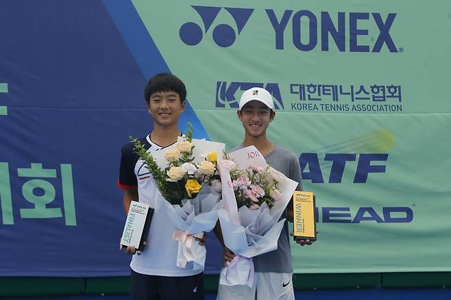 남자단식 우승자 김우림과 준우승자 이상현(왼쪽)