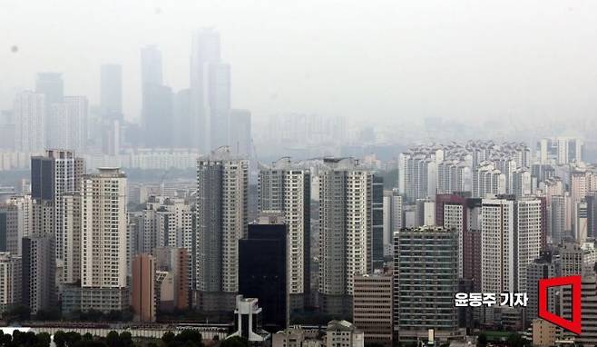 27일 서울 마포·성동구 아파트 가격이 2013년 관련 통계 공표가 시작된 이래 가장 큰 폭으로 오른것으로 발표되었다. 서울 아파트 값은 더 오를 것이라는 기대심리로 상승세가 당분간 계속 이어질것으로 전망되고 있다. 사진은 서울 남산에서 바라본 서울 시내 아파트 단지 전경. 2025.06.27 윤동주 기자