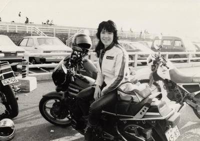 4일 일본 자민당 총재에 선출된 다카이치 사나에 전 경제안보상이 젊은 시절 자신의 오토바이에 앉아 찍은 사진. /다카이치 사나에 홈페이지