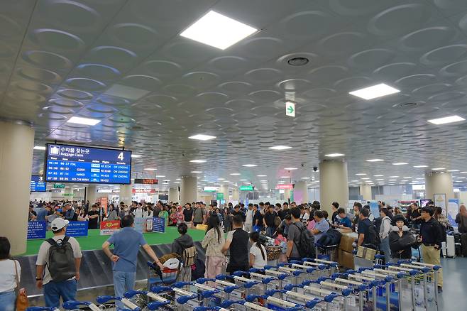 9월 30일 김해국제공항에서 입국자들이 위탁 수하물을 찾아가기 위해 대기하고 있다. /관세청 제공
