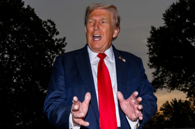 도널드 트럼프 미국 대통령이 지난달 30일(현지시간) 미군 지휘부 연설을 위해 백악관을 나서며 취재진을 만나고 있다. ⓒAP/뉴시스