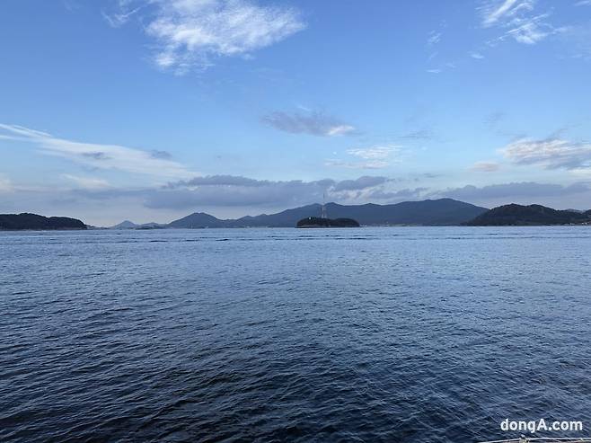 요트에서 바라본 한산도 앞 바다.