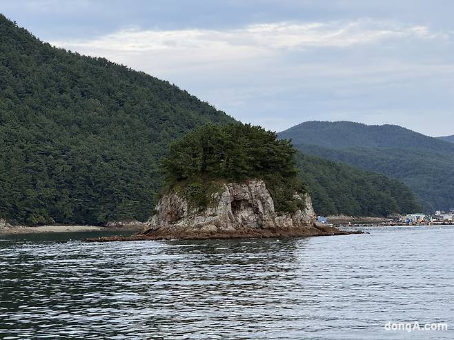 요트에서 바라본 한산도 앞 바다.