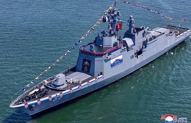 5000t급 신형다목적구축함 최현호 진수식이 지난 4월25일 남포조선소에서 진행됐다고 조선중앙통신이 지난 4월26일 보도했다. 조선중앙통신 연합뉴스