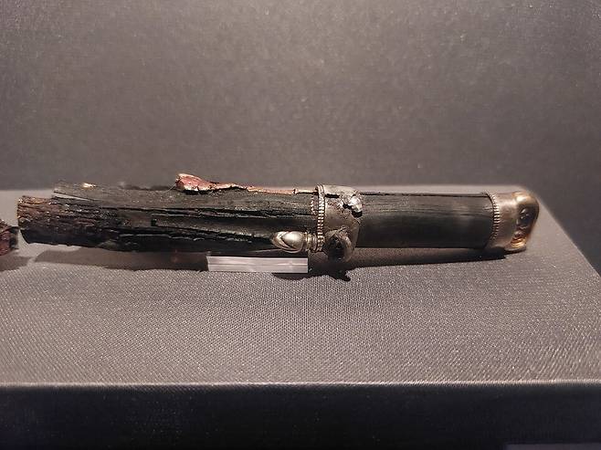 최근 보존 처리를 마치고 국립익산박물관 특별전에 공개된 백제 손칼. 미륵사터 석탑 내부 심초석 구멍에서 사리장엄구와 함께 나온 것이다. 노형석 기자