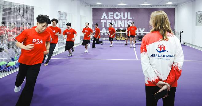 엘랸 코치(오른쪽)의 지도와 함께 SMAT 선수들이 몸 풀기 겸 러닝 훈련을 하고 있다.