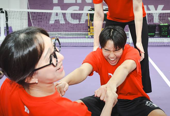 SMAT 선수들이 소속된 클럽 팀 딥블루밍의 김희진 감독(왼쪽)이 송율 선수와 함께 유연성 훈련을 하고 있다. 여성에 비해 유연성이 부족한 남자 선수들에게는 훈련이 필수적이다.