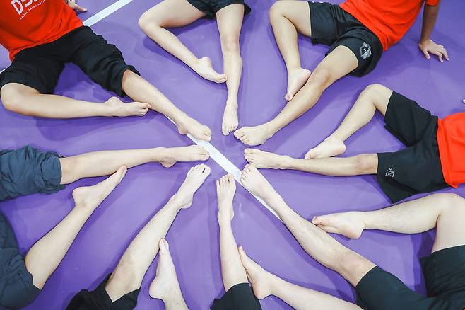 SMAT 선수들과 아티스틱스위밍 국가대표 이채은 선수와 함께 발끝을 쭉 펴서 발등을 둥글게 만드는 포인 동작과 함께 수면 위에서 그릴 원형 패턴을 만들고 있다. 포인 동작은 발레의 기본 동작이기도 하다.