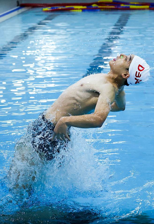 플라이어 역활을 맡은 이시훈 선수가 수면을 박차고 오르면서 리프트 동작을 선보이고 있다.