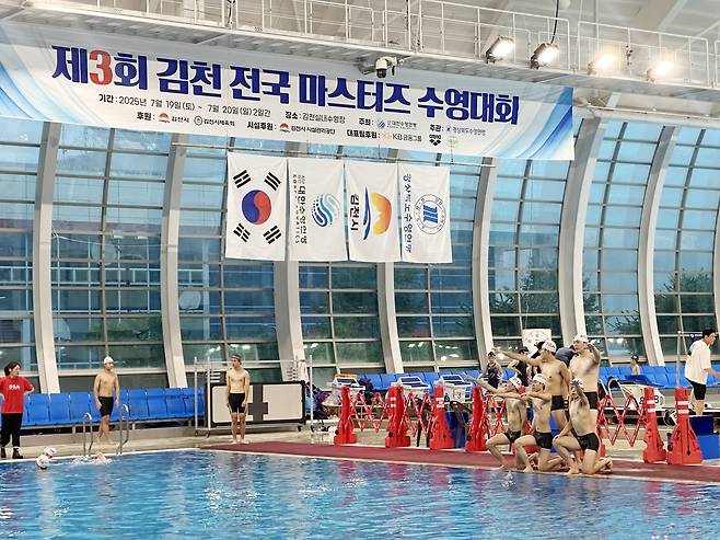 김천 전국 마스터즈 수영대회에 참가한 SMAT 선수들이 음악 시작과 함께 데크 동작을 선보이고 있다. 사진 SMAT