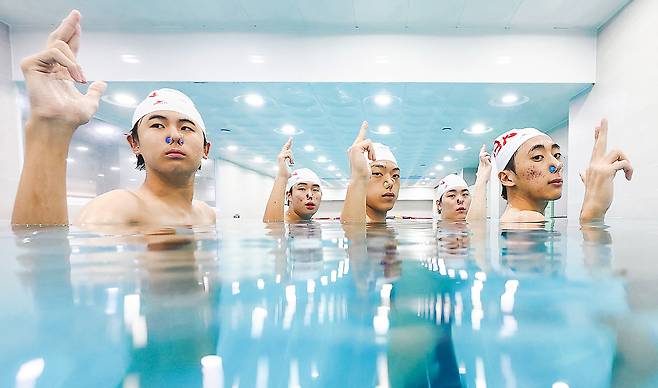 팀 연기에서 선수들이 마지막 포즈를 취하고 있다. 음악의 분위기에 맞는 창의적인 아이디어와 연출은 중요하다.