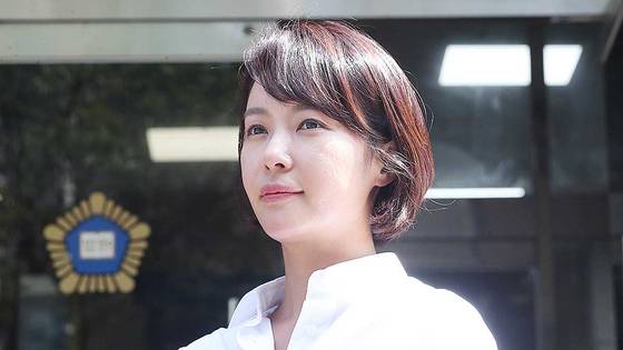 특정경제범죄 가중 처벌 등에 관한 법률 위반(횡령) 혐의로 기소된 배우 황정음이 지난 8월 21일 결심 공판에서 징역 3년을 구형받고 법원을 나오면서 취재진 질문을 받고 있다. 연합뉴스