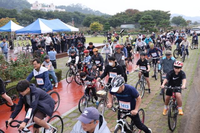 ▲ ‘제18회 삼척시민 자전거대행진’이 3일 오십천 장미공원 일원에서 박상수 시장과 권정복 시의장 등을 비롯해 시민들이 대거 참여한 가운데 열렸다.