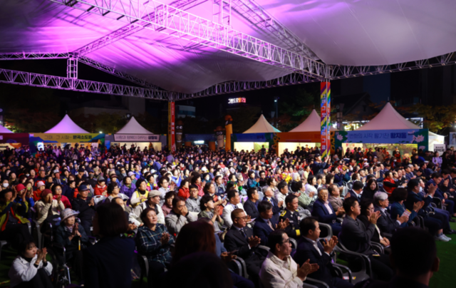 ▲ 태백시문화재단이 주최·관한 ‘제44회 태백제’가 지난 2일부터 3일까지 2일간 황지연못 일원에서 열려 지역문화 계승을 위한 산신제·단군제 제례와 다양한 시민 참여 프로그램이 펼쳐졌다.