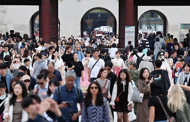 추석 연휴 첫 날이자 개천절인 3일 서울 종로구 경복궁에서 한복을 차려입은 시민들과 외국인 관광객들이 즐거운 시간을 보내고 있다./사진=뉴스1
