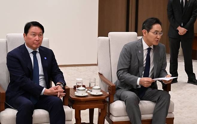 지난 1일 용산 대통령실에서 샘 올트먼 오픈AI CEO를 만난 이재용 삼성전자 회장(오른쪽)과 최태원 SK그룹 회장. /대통령실사진기자단
