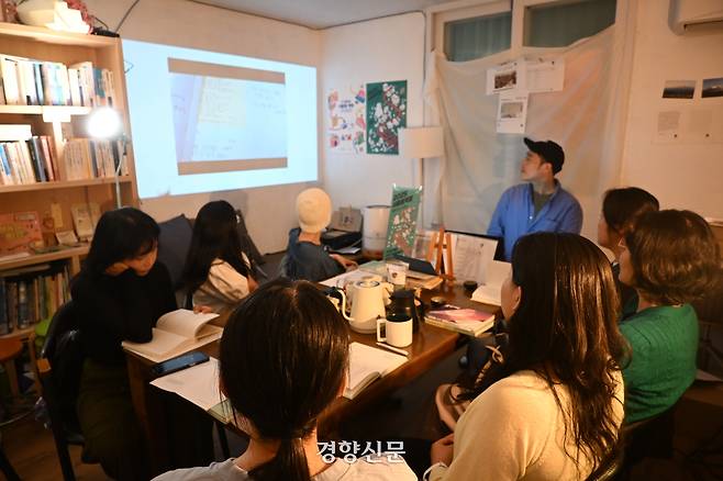 서울 광진구 서점 도토리책방에서 김재우 교사가 지난달 24일 무료 시 필사 모임을 진행하고 있다. 전지현 기자