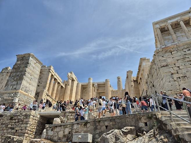 아테네 아크로폴리스를 이른 아침에 오르는 관광객들. 김슬기