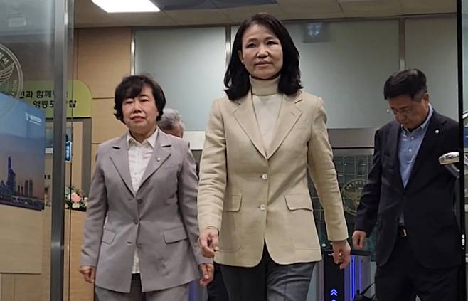 석방된 이진숙 전 방송통신위원장이 4일 오후 서울 영등포경찰서를 나서고 있다. 연합뉴스