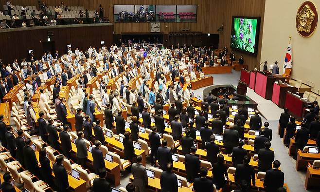 9월 1일 서울 여의도 국회에서 열린 제429회 국회(정기회) 제1차 본회의에서 여야 의원들이 애국가를 부르고 있다. 이날 국민의힘 의원들은 한복 대신 상복을 입고 참석했다. 뉴시스