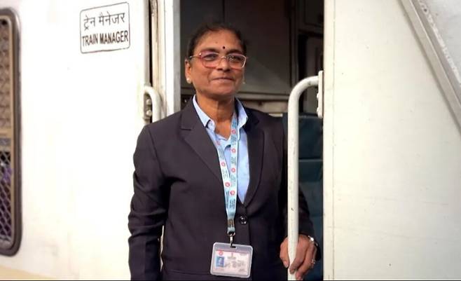 인도 최초의 여성 철도 기관사 수레카 야다브. 1989년 화물 기차 운전으로 시작해 36년간 일하고 최근 60세 정년을 맞아 은퇴했다. BBC 홈페이지 캡처