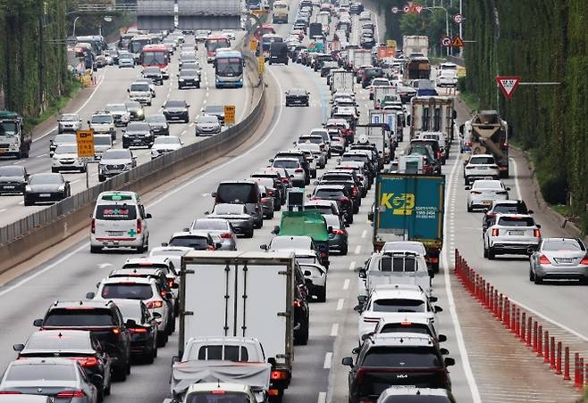 추석 연휴를 하루 앞둔 2일 오후 서울 서초구 경부고속도로 잠원IC 부산방향이 귀성길을 떠나는 차량으로 정체되고 있다. 2025.10.2. 뉴스1