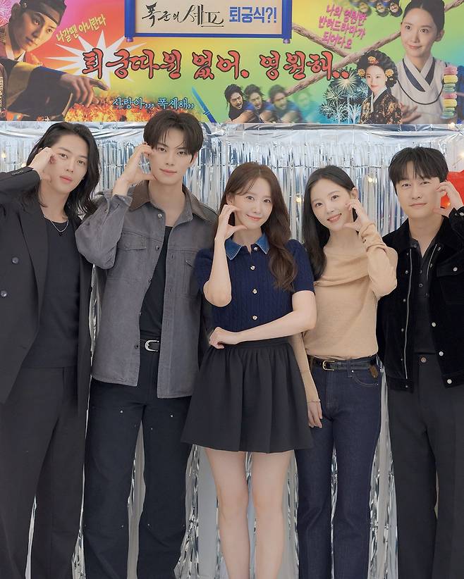 tvN 드라마 ‘폭군의 셰프’가 종영 아쉬움을 달래기 위해 스페셜 콘텐츠 ‘퇴궁은 없어’를 4일 방송한다. 임윤아, 이채민 등 주역 배우들이 다시 모여 근황 토크, 팬 질문 답변, 명장면 재현 등으로 시청자에게 특별한 즐거움을 선사할 예정이다. 사진제공|tvN