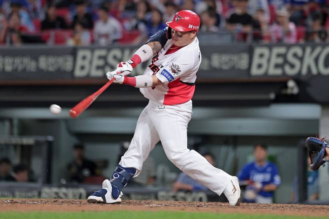 4일 오후 광주-KIA챔피언스필드에서 열린 '2025 신한 SOL Bank KBO리그' 삼성 라이온즈와 KIA 타이거즈의 경기, 5회말 1사 1, 2루 KIA 최형우가 1타점 적시타를 때리고 있다. KIA 타이거즈