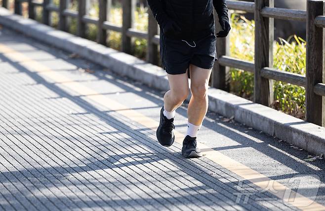 서울 용산구 남산에서 얇은 옷차림을 입은 시민이 러닝을 하고 있다. 2024.11.25/뉴스1 ⓒ News1 이재명 기자