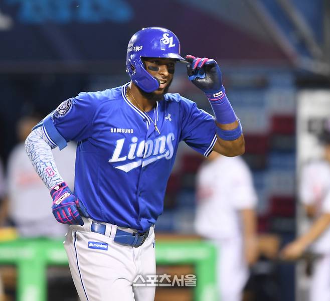 삼성 디아즈가 26일 서울 잠실구장에서 열린 2025 KBO리그 두산과 경기 7회초 1사1루 우중월 홈런을 날린 후 덕아웃으로 들어오고 있다. 잠실 | 최승섭기자 thunder@sportsseoul.com