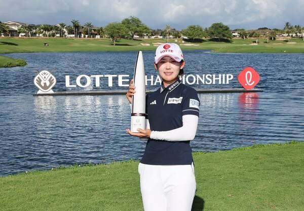 5일(한국 시각) 미국 하와이주 오아후섬 에바비치의 호아칼레이 컨트리클럽(파72)에서 열린 미국여자프로골프(LPGA) 투어 롯데 챔피언십(총상금 300만 달러) 정상에 오른 황유민이 우승 트로피를 들고 포즈를 취하고 있다. /사진=대홍기획