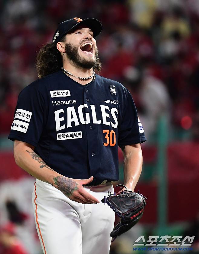 1일 인천 SSG랜더스필드에서 열린 KBO리그 SSG와 한화의 경기. 2회를 삼자범퇴로 마친 한화 선발 폰세. 인천=송정헌 기자songs@sportschosun.com/2025.10.01/