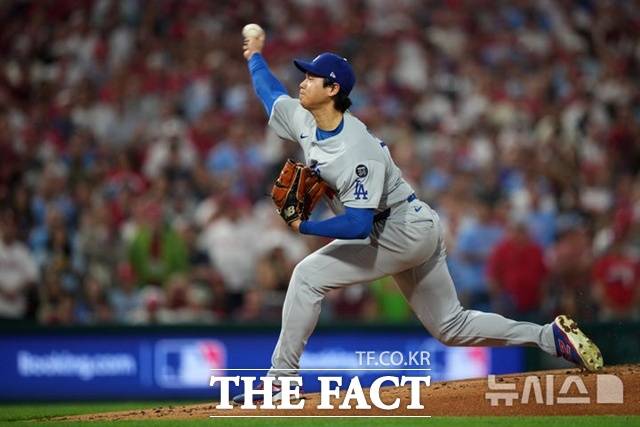 LA 다저스 오타니 쇼헤이가 5일(한국시간) 필라델피아와의 내셔널리그 디비전시리즈 1차전에서 역투하고 있다. /필라델피아=AP.뉴시스